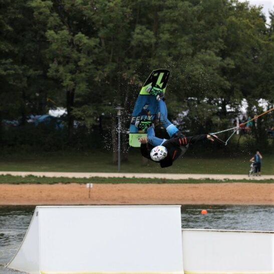Wakeboarden und Stand-Up-Paddling