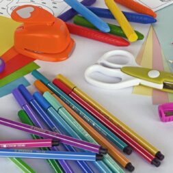 Papier, Stifte und Scheren sind zu sehen