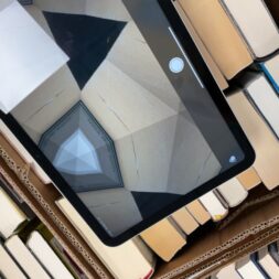 Tablett mach Foto con Büchern