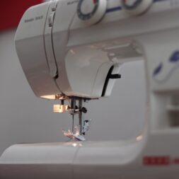 Ran an die Nähmaschine!